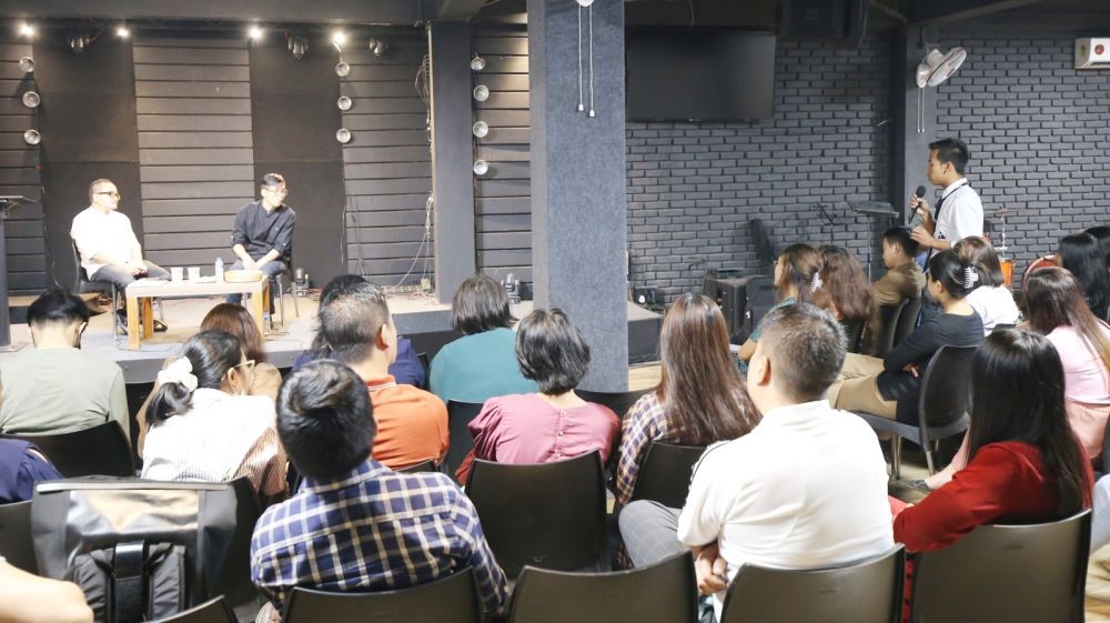 A member of the audience raises a query to Dr G Kanato Chophy, who delivered the Morung Lecture XVII titled, “Impact of Christianity on Nagas- A Historical Perspective,” at the Lighthouse Church, Dimapur on October 23. (Morung Photo)